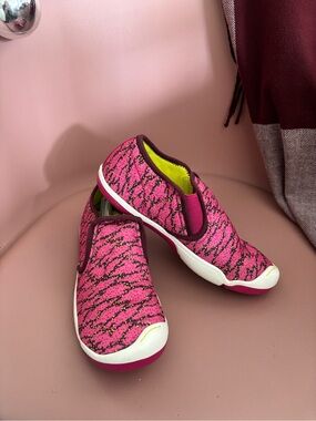 NWT Plae slip-on sneaker, size 4 youth, comfy & cute, hot pink/lime, style: MIGI